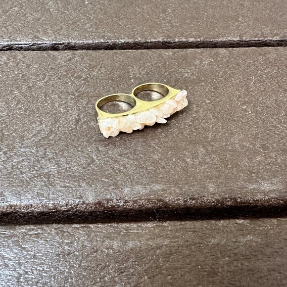 Vintage Chunky Gold Tone Pink Quartz Two Finger Ring size 8 & size 9 - Picture 3 of 8